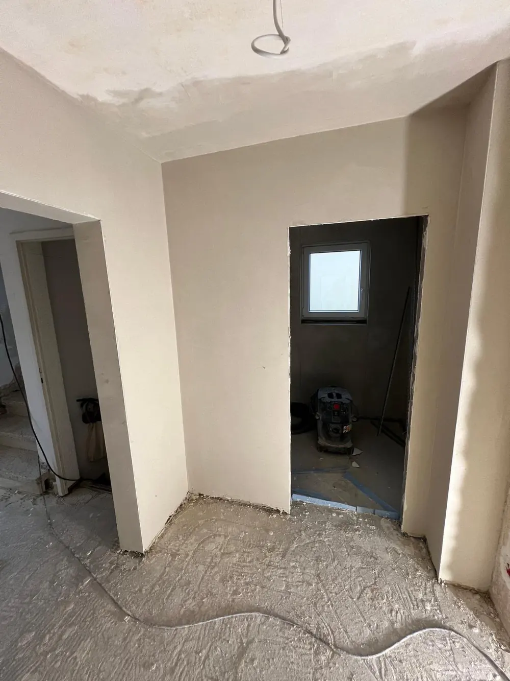 Frisch verputzte Wände und Decke in einem Flur während der Renovierung