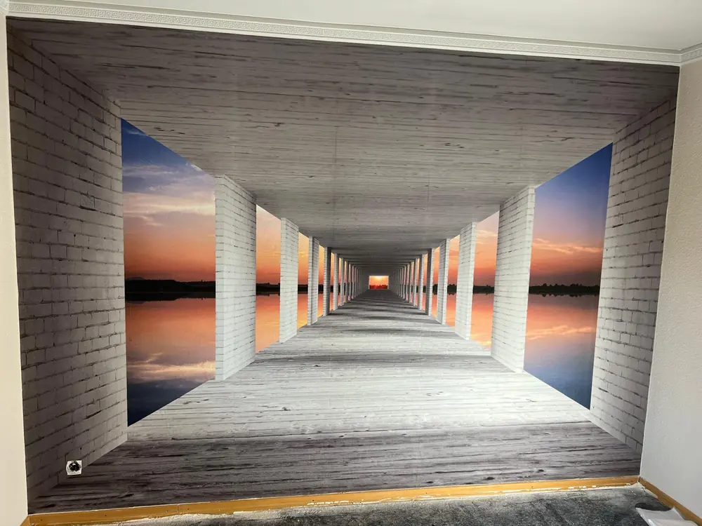 Fototapete mit Steg und Sonnenuntergang in 3D-Optik an einer Bürowand